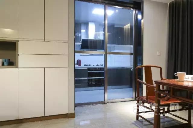 餐边柜里侧的就是厨房门,不锈钢框架的玻璃推拉门,整体显得时尚又